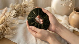 El yapımı koyu haki kadife toka- MYSC Studio